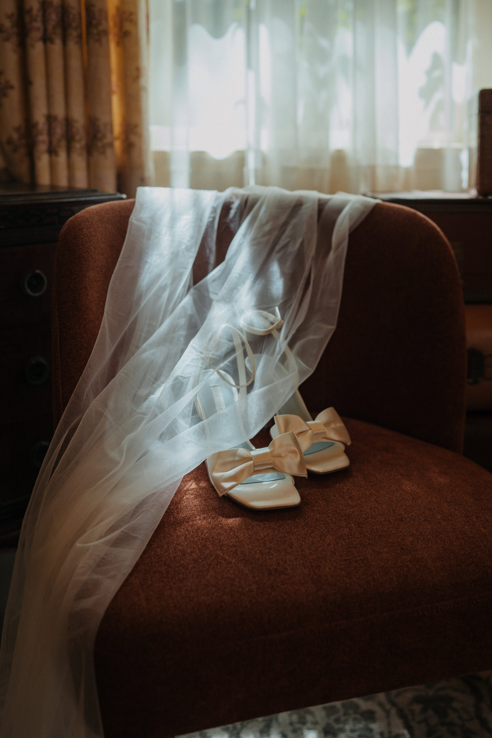 Brides shoes and veil in bridal cottage at the homestead in oak glen