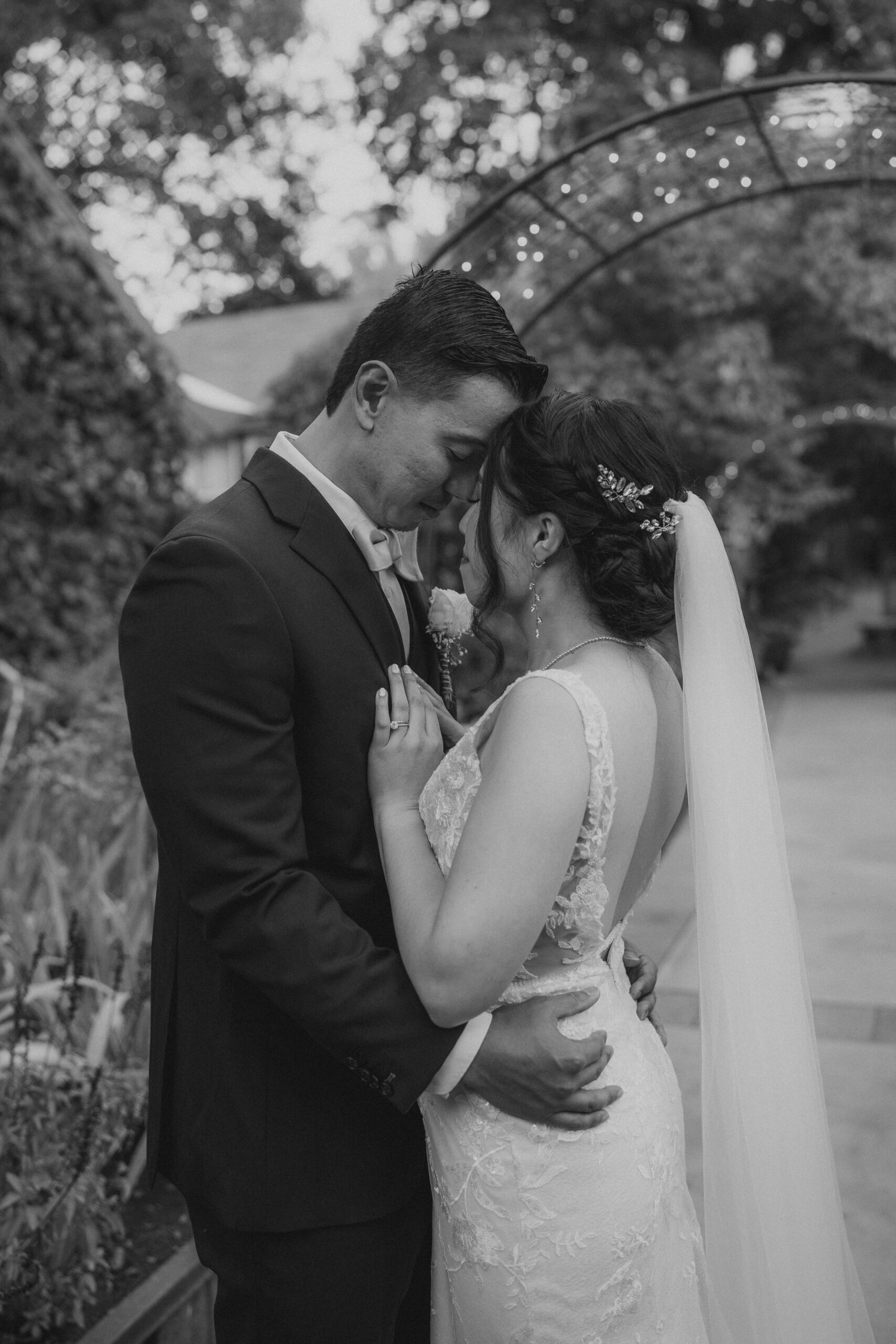 Black and white romantic photo at the homestead oak glen