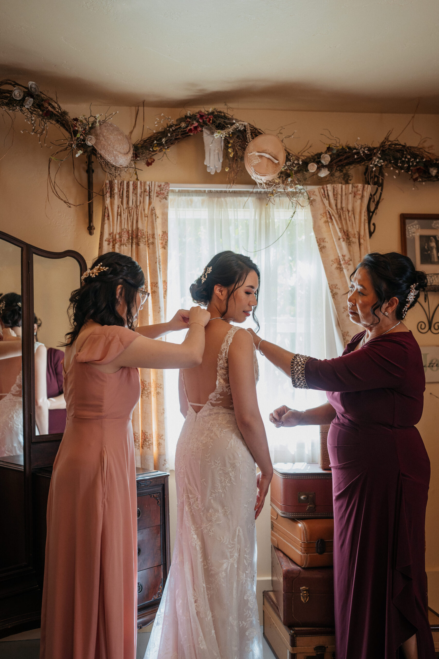 Brides family helping with final touches in the bridal cottage at the homestead in oak glen