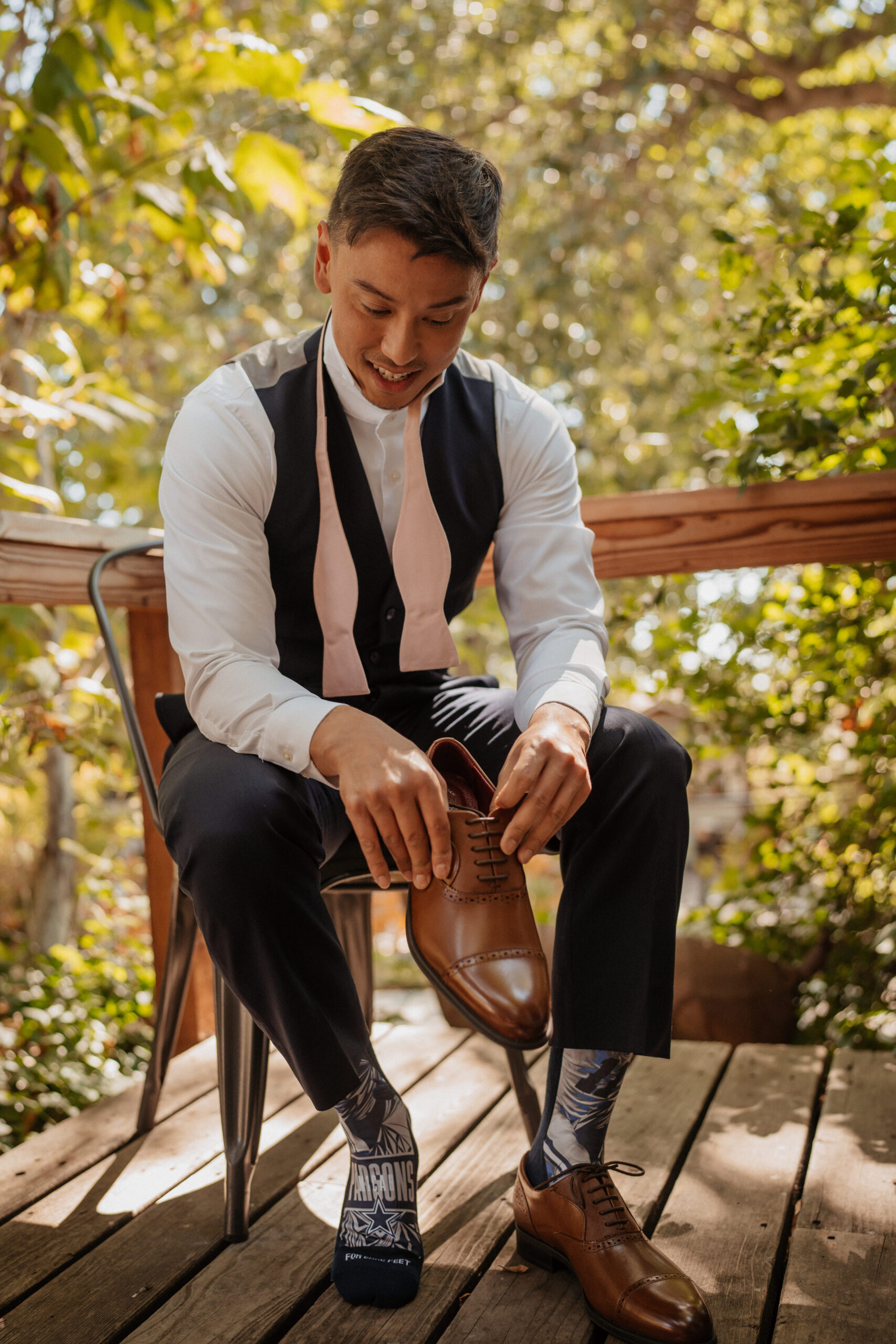 Groom putting on shoes at the homestead in oak glen california